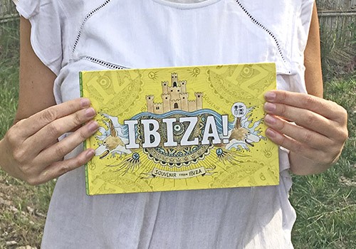 Fotografía con la portada de la guía ilustrada de Ibiza. Ilustraciones y acuarelas. Urban Sketchers