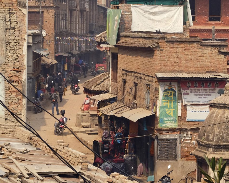 Fotografía de una calle de Bhaktapur cerca de Kathmandu en Nepal. Fotos de viaje de mochilero. Escenas costumbristas de ciudades de Asia