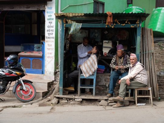 Fotografía en color de una peluquería en la región de Ilam, Nepal. No es de Lonely Planet