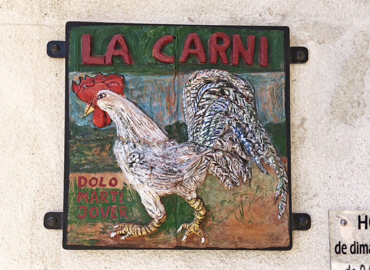 Ilustración de una gallina en un cartel artesanal de carnicería. Cocentaina.