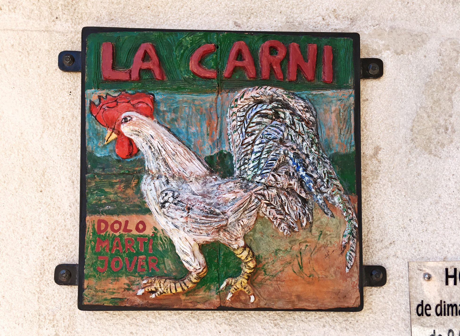Ilustración de una gallina en un cartel artesanal de carnicería. Cocentaina.