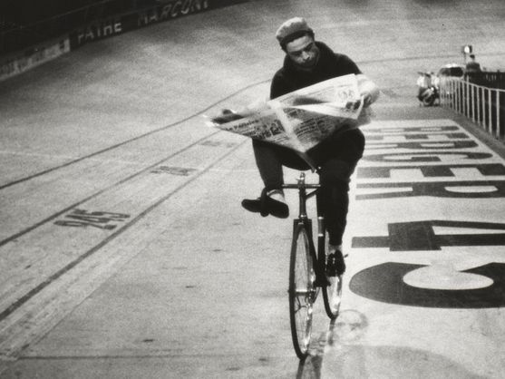 Henri Cartier-Bresson fotografía ciclista leyendo
