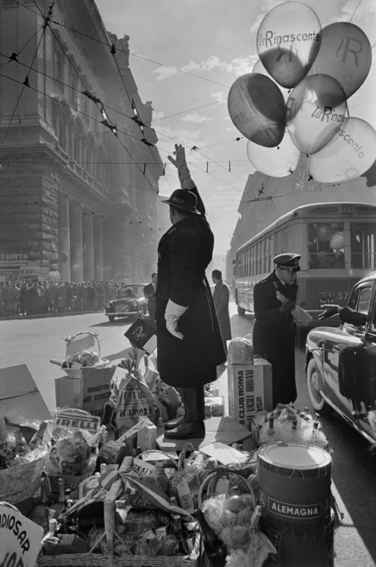 Henri Cartier-Bresson fotografía globos y policia