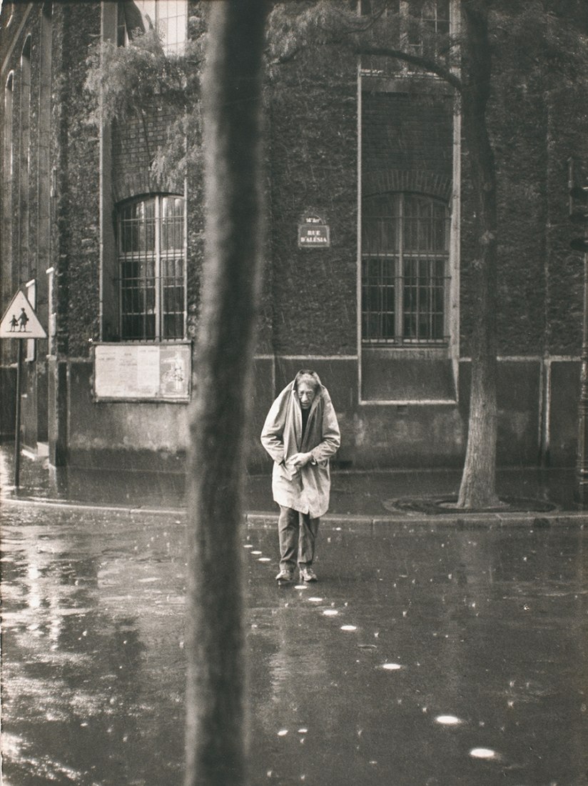 Henri Cartier-Bresson fotografía lluvia y hombre