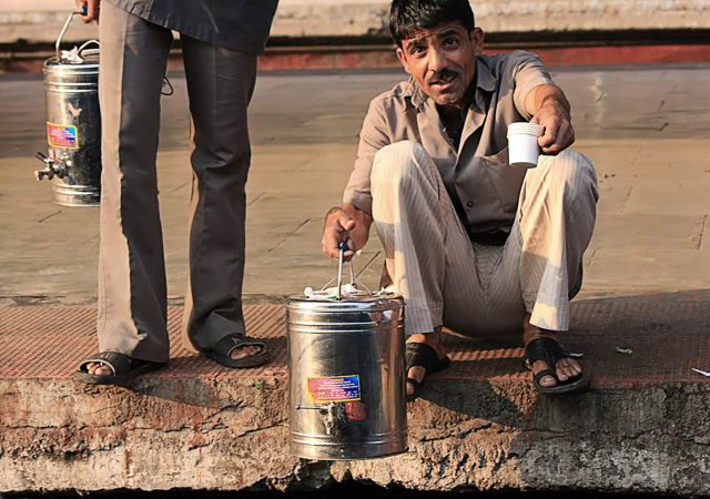 Fotografías de viaje de la India. Vendedores ambulantes de té, chai y café en estación de tren.