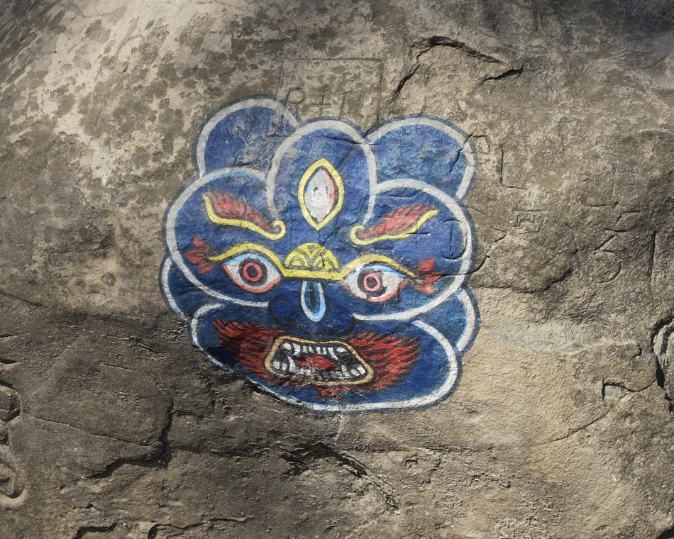 Fotografías Nepal e India. Graffiti en una piedra con la diosa Khali arte urbano, religioso y tribal. Simbología Hindú.