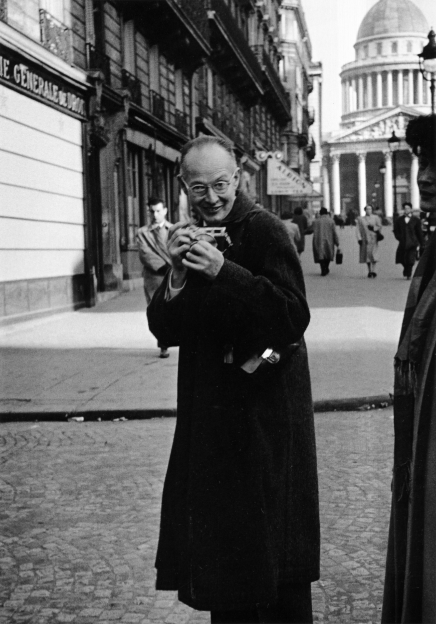 Henri Cartier Bresson. Fotografía hombre haciendo foto