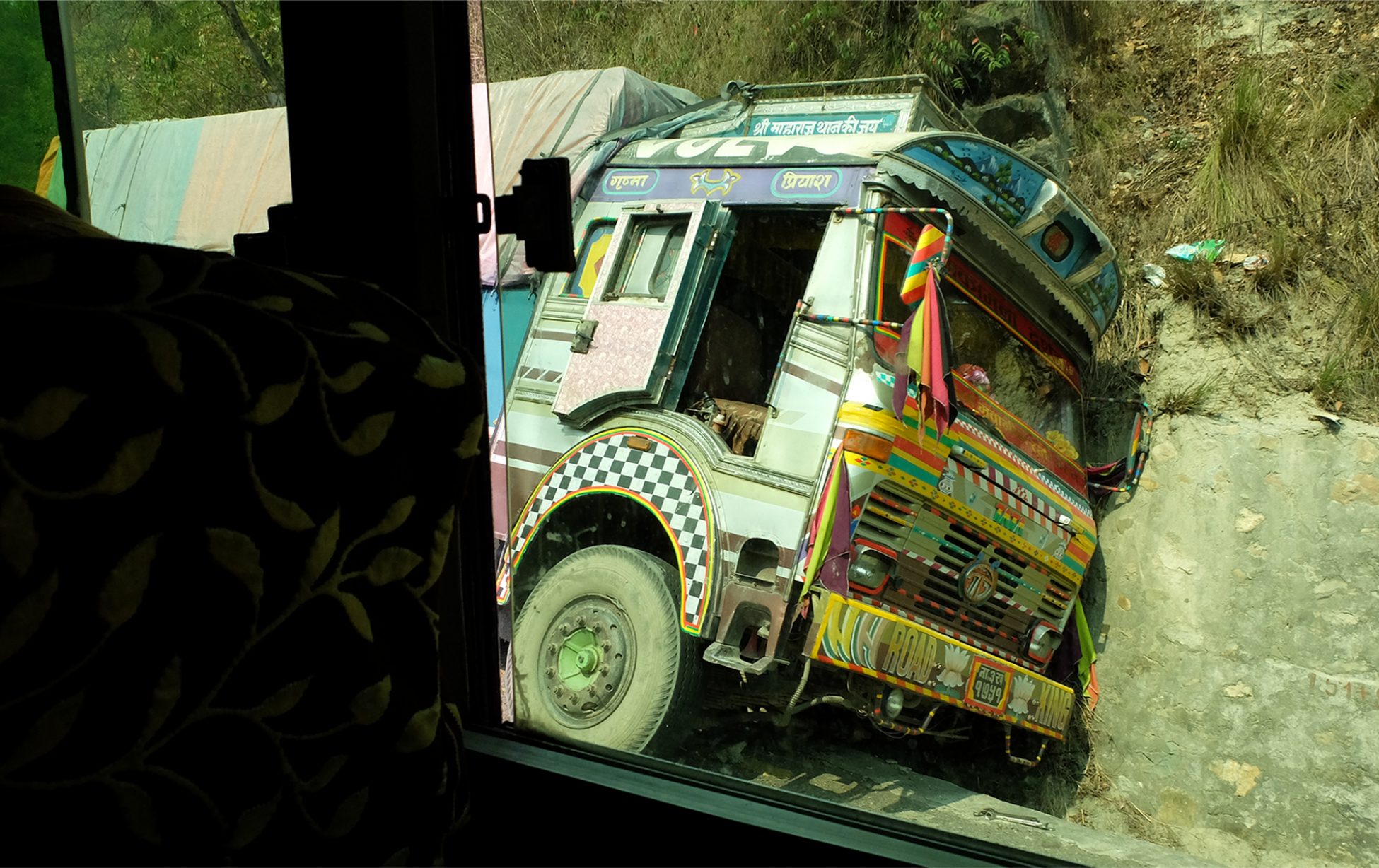 Un camión accidentado en una carretera de Nepal