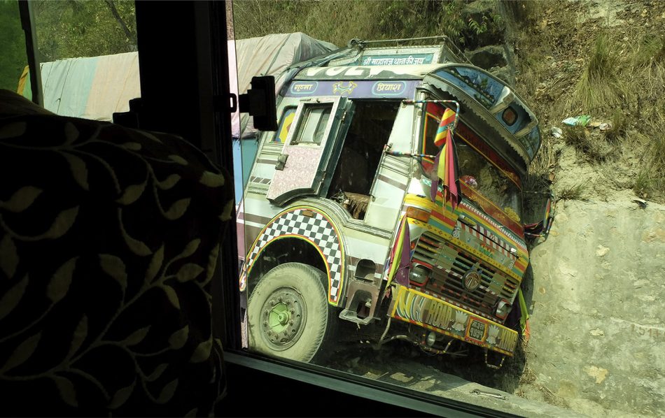 Un camión accidentado en una carretera de Nepal