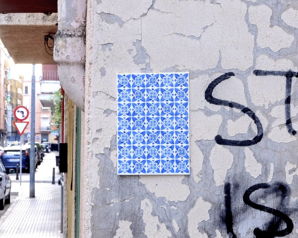 Arte urbano en la ciudad de Gandia, La Safor (Valencia). Azulejos en una pared vieja en una calle sucia