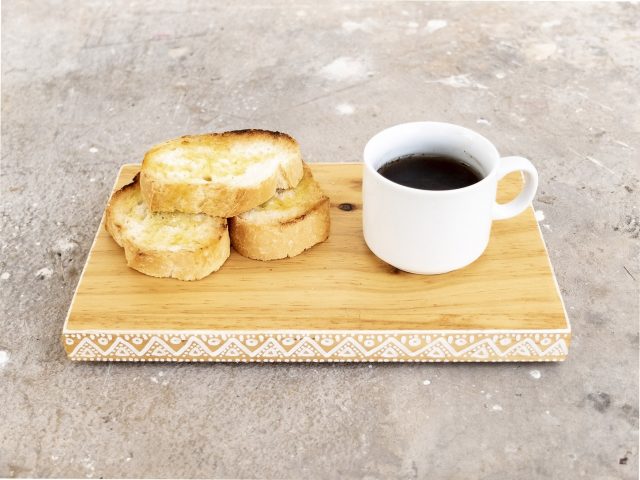 Plato de madera hecho a mano para tazas de café y desayuno o brunch.