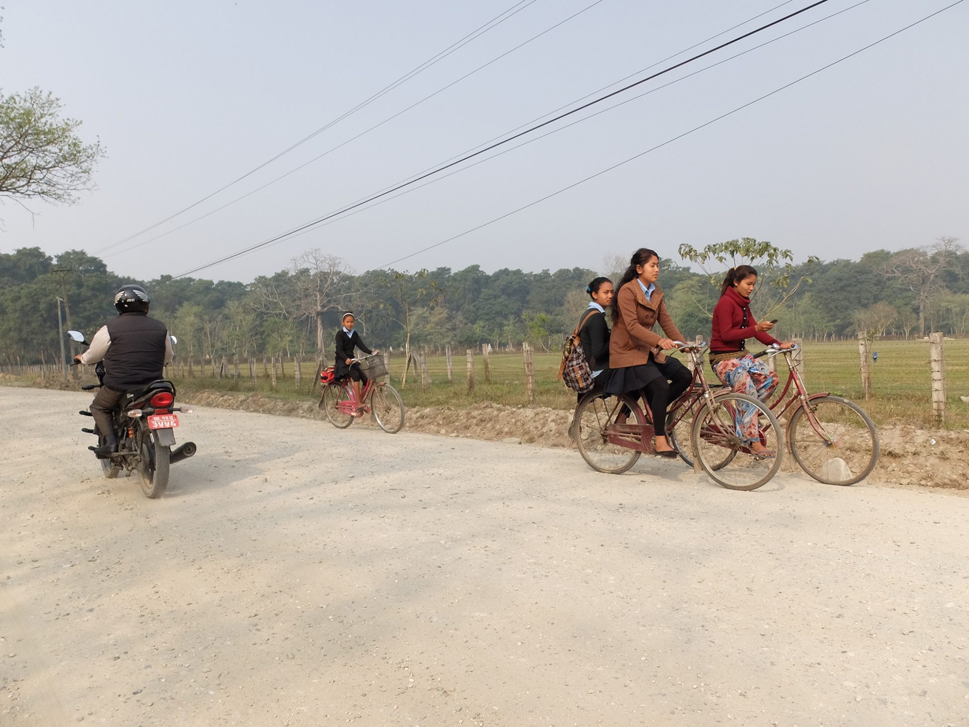 Fotografía de unas bicicletas en un camino anexo al Parque Nacional de Chitwan al sur de Nepal
