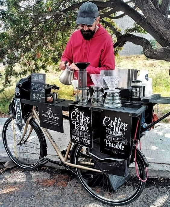 Negocio portatil: cafeteria en una moto sirviendo café