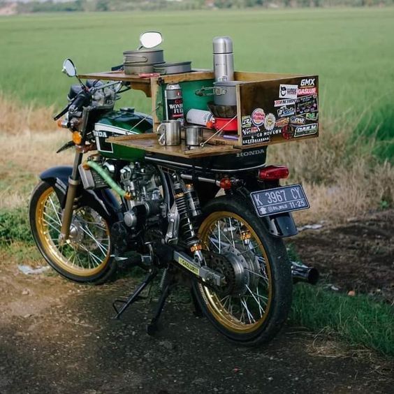 Negocio portatil: cafeteria en una moto sirviendo café