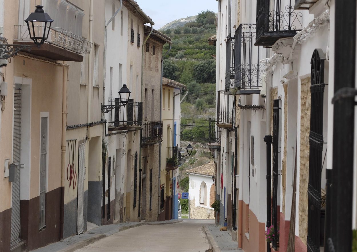 Fotografía calle de un pueblo en la vall de gallinera, Marina Alta (Alicante)