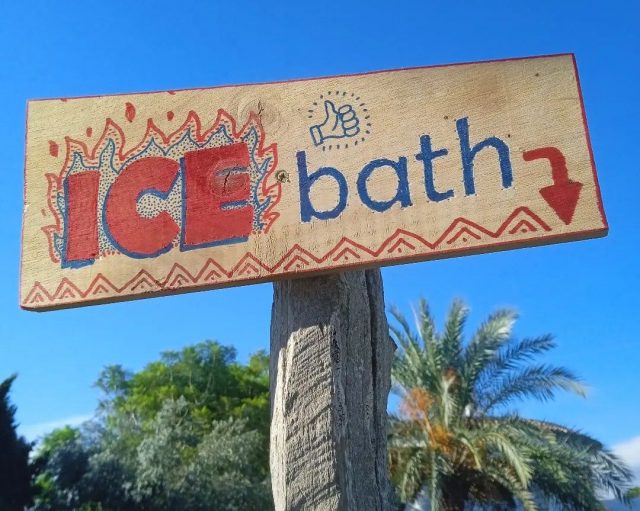 Cartel pintado a mano Ice Bath (baños de hielo en Oliva Valencia)