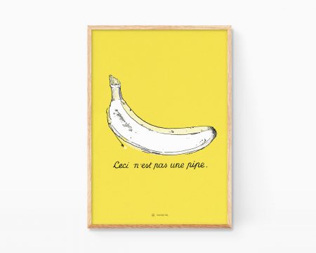 Lámina Ceci ne pas un pipe dibujo platano. Cuadro decorativo para enmarcar con una ilustración remezclada del artista René François Ghislain Magritte. Prints de bananas con fondo amarillo para decoración divertida