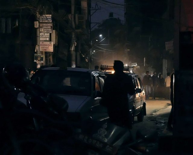 Fotografías de Nepal. Una noche en una calle del barrio turístico de Thamel en Kathmandu. Fotos de mochileros. Escenas costumbristas callejeras