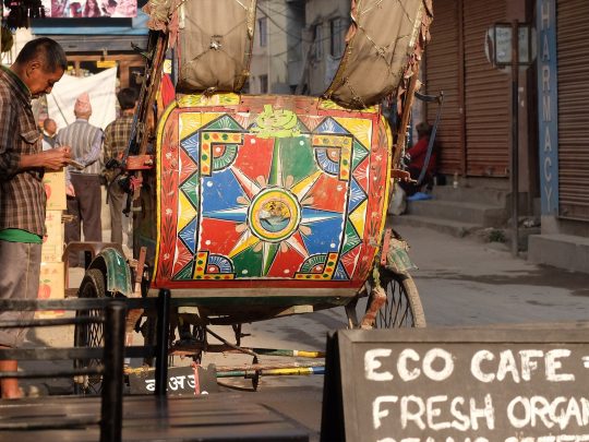 fotografia el dibujo de un rickshaw en kathmandu nepal