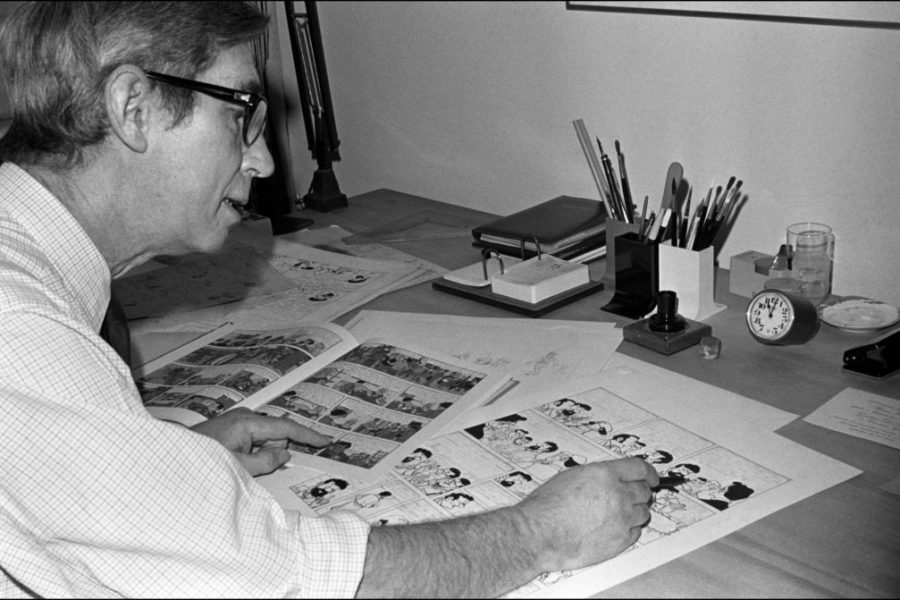 Fotografía con un retrato de Hergé, autor y creador del personaje de cómic Tintin y Milú