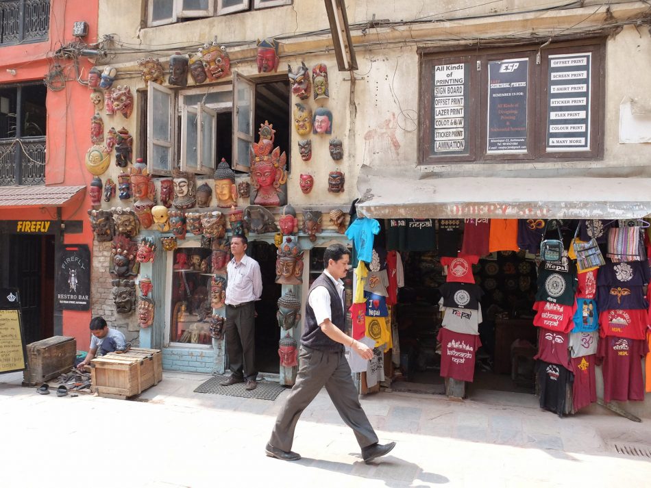Fotografía documental de calles de Kathmandu en Nepal. Vida social callejera. Nepalís locales.