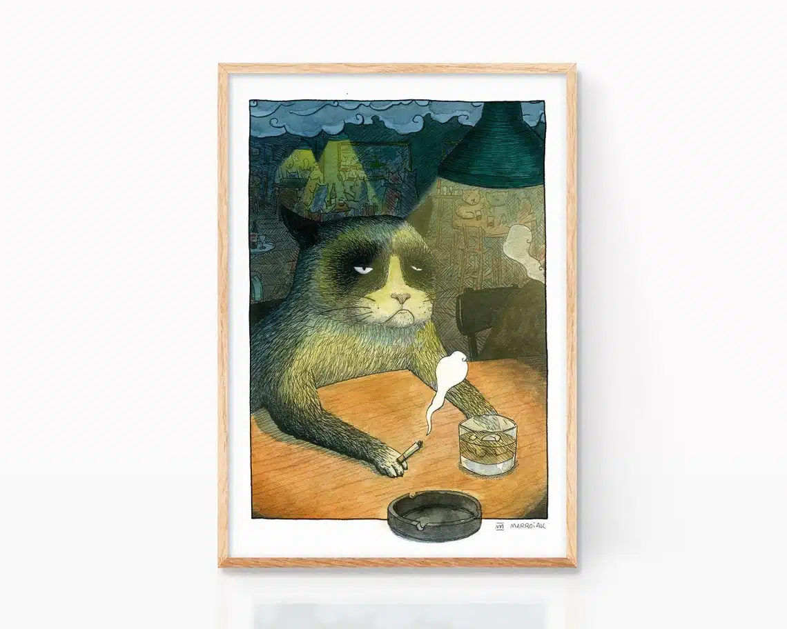 Lámina con una ilustración en tinta y acuarela de un gato borracho tomando un wisky en un pub. Retrato animales