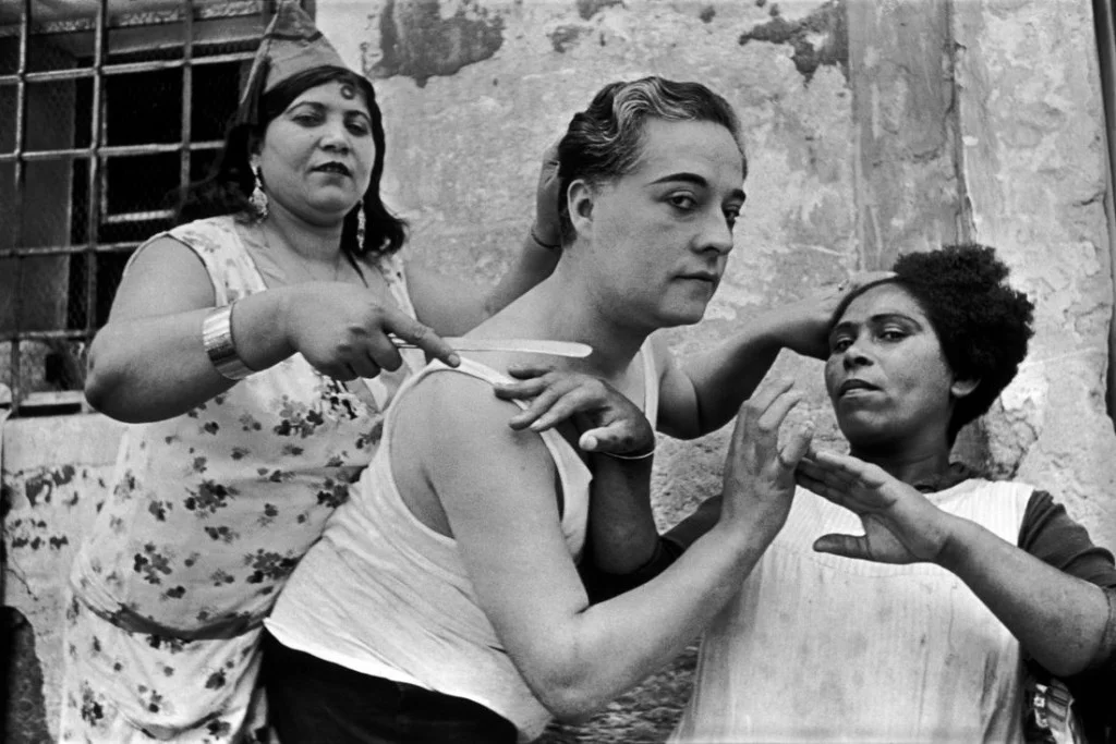 Henri Cartier Bresson. Fotografía hombre haciéndose la pedicura