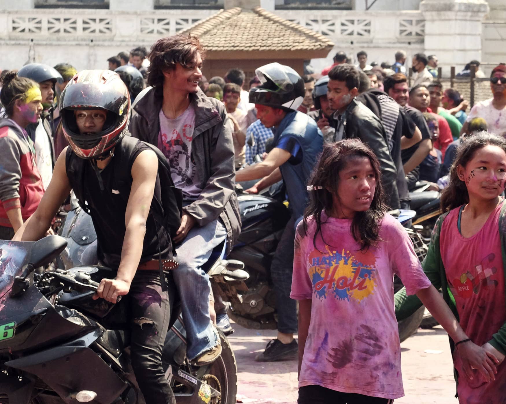 Fotografía de la fiesta nacional Holi festival en Durbar Square, Kathmandú. Fotos costumbristas de mochileros en Nepal