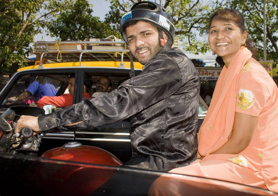 india pareja en moto bombai