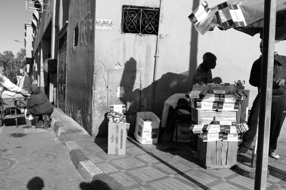 Fotografía en blanco y negro de Marrakech, Marruecos. Puesto ambulante tabaco