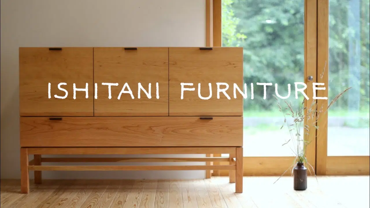 Fotografía del artista japonés de la madera Ishitani Furniture. Mueble hecho a mano.
