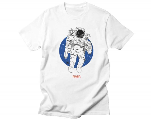 Camiseta blanca con el dibujo de un astronauta de la Nasa. Ilustraciones para geeks. Tecnología.