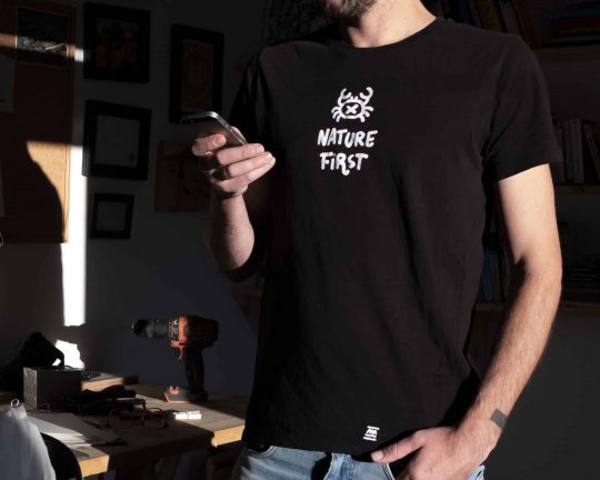 Diseño de camiseta negra para hombre y mujer Nature first el cangrejo edition