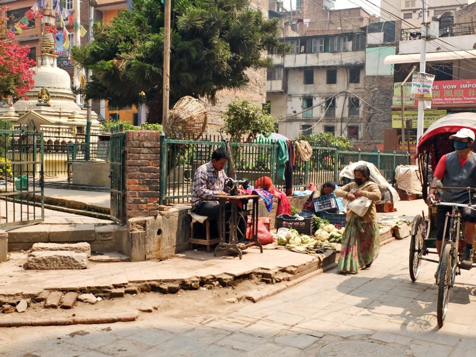 Fotografía en color de un negocio portátil en una calle de la ciudad de Kathmandu, Nepal