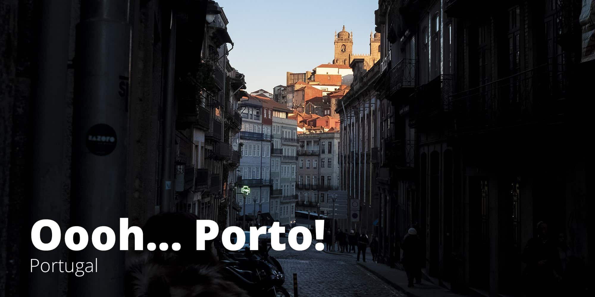 Fotografía de un atardecer en el centro histórico de la ciudad de Oporto, Portugal