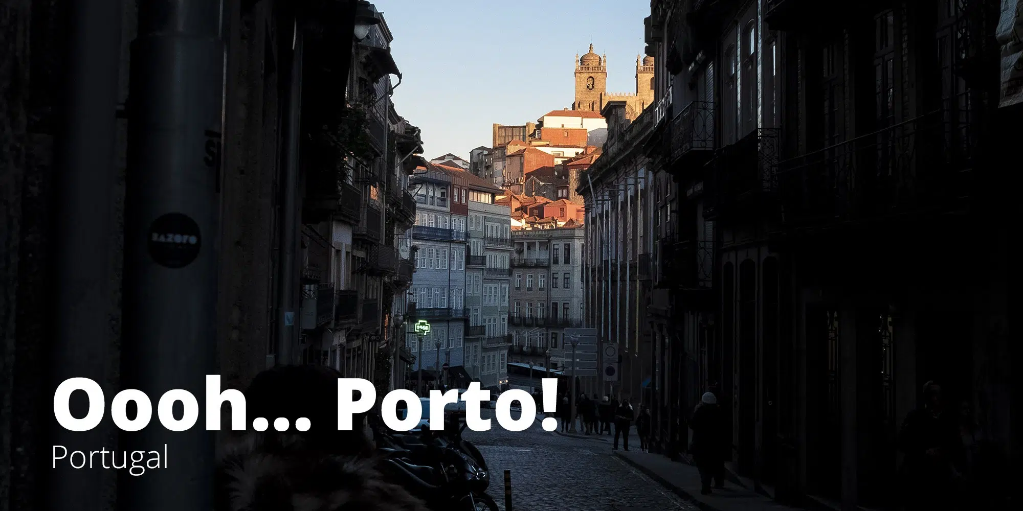Fotografía de un atardecer en el centro histórico de la ciudad de Oporto, Portugal