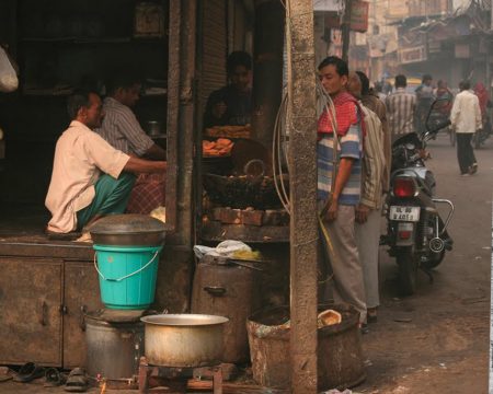 Fotografías de Nueva Delhi, India. Puesto callejero de comida en el Barrio de Pahar Gang calle turística en la capital del país. Escenas costumbristas de mochileros.