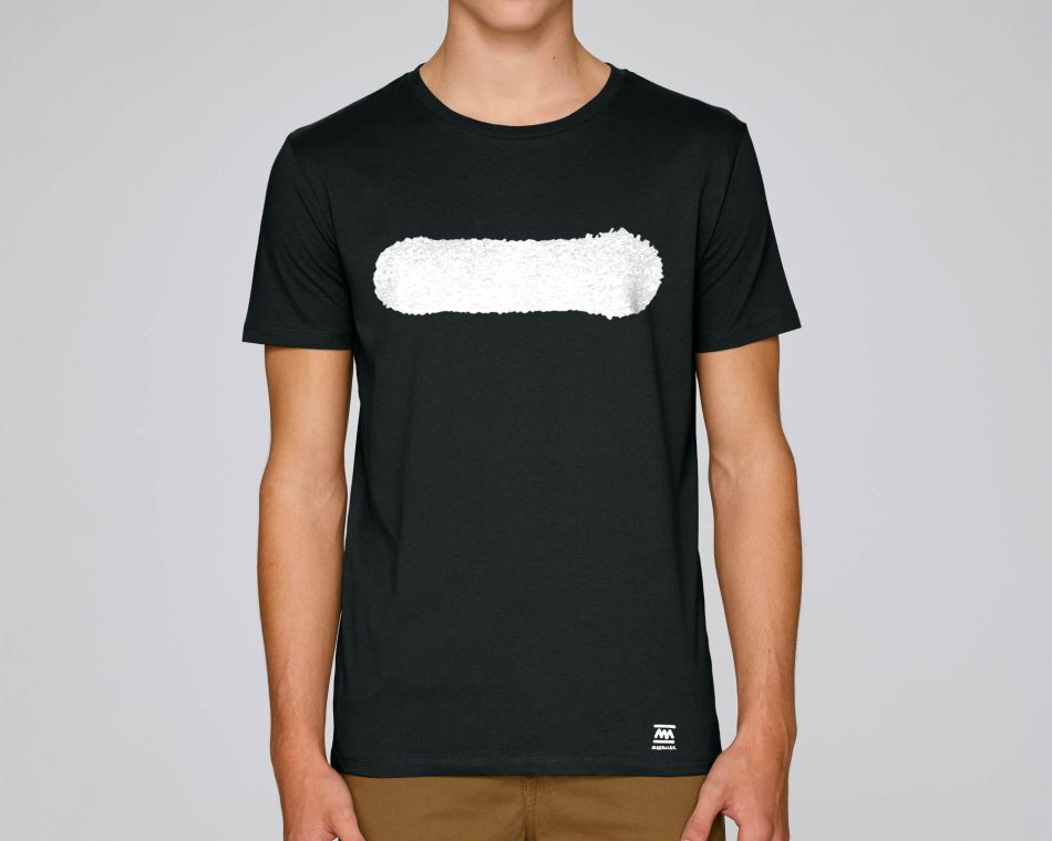 Camiseta negra urbana y minimalista con un dibujo de una raya. Techno y música house. Estilo richie hawtin.