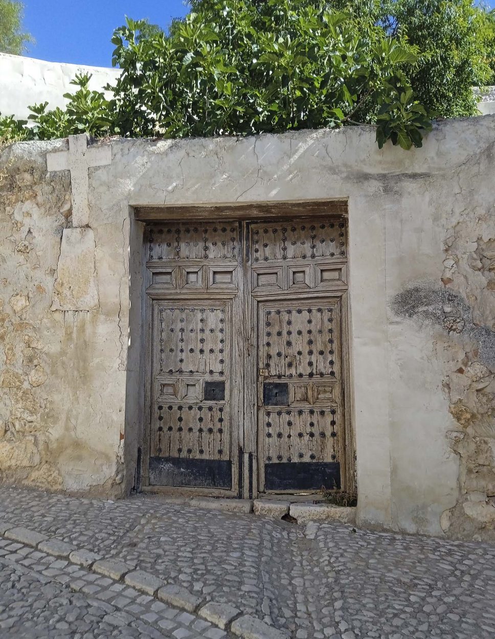 Puerta antigua de madera en el pueblo de Chinchón, Madrid, España