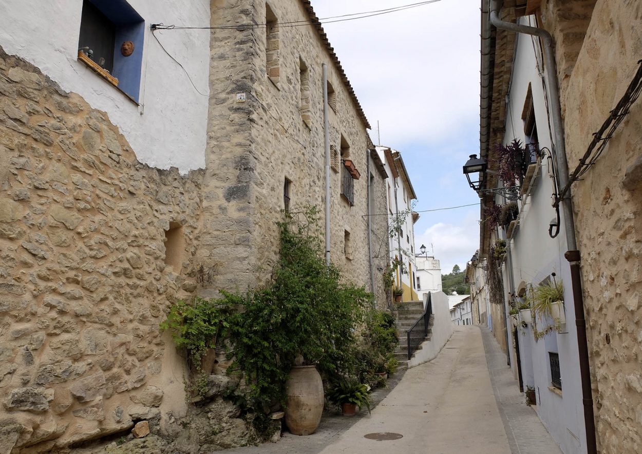 Fotografía de una calle de la carroja en la vall de gallinera, Marina Alta (Alicante)