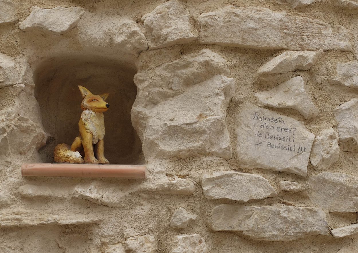 Escultura zorro en benisili en la vall de gallinera, Marina Alta (Alicante)