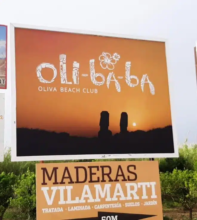 Diseño de valla publicitaria exterior billboard con un cartel del chiringuito olibaba beach club en Oliva (valencia)